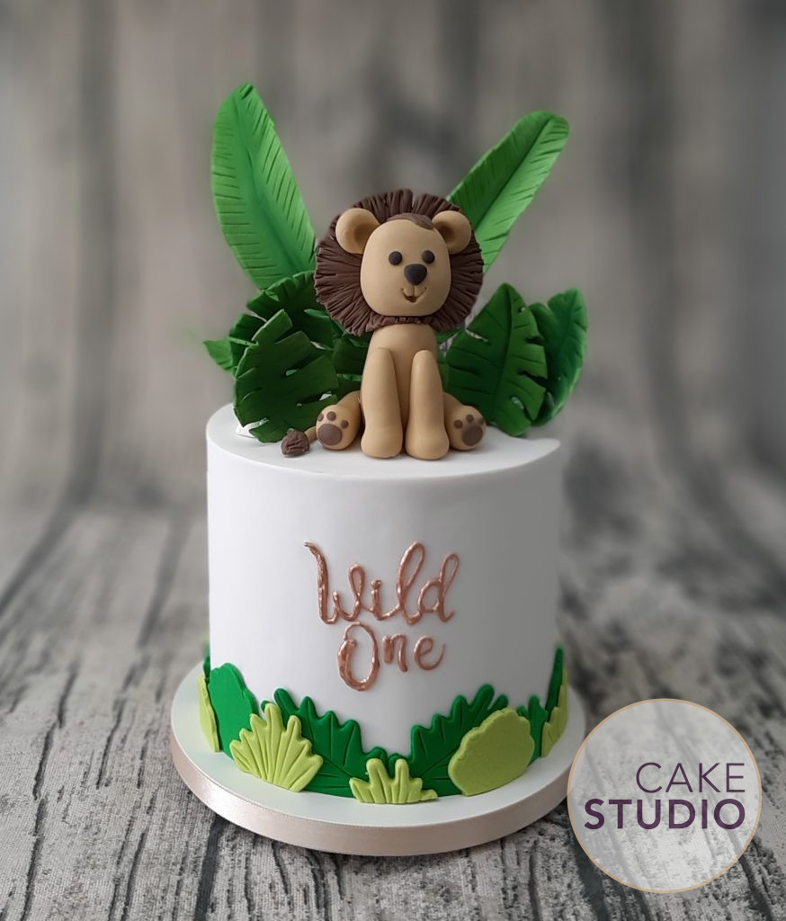 Bolo Leão na Selva com folhagens e dizeres em cobre para festa safári elegante. Feito por Cake Studio ( contato@cakestudio.com.br | Whatsapp (11) 96882-2623 ).