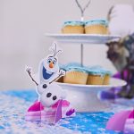 Cupcakes personalizados Frozen feitos por Cake Studio ( contato@cakestudio.com.br | Whatsapp: (11) 96882-2623 ). Foto: Mayara Neves