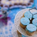 Cupcakes personalizados Frozen feitos por Cake Studio ( contato@cakestudio.com.br | Whatsapp: (11) 96882-2623 ). Foto: Mayara Neves