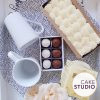 Presente de Dia dos Namorados: kit Tea for Two com bolo, canecas, chá e brigadeiros. Feito por Cake Studio ( contato@cakestudio.com.br | Whatsapp: (11) 96882-2623 ).