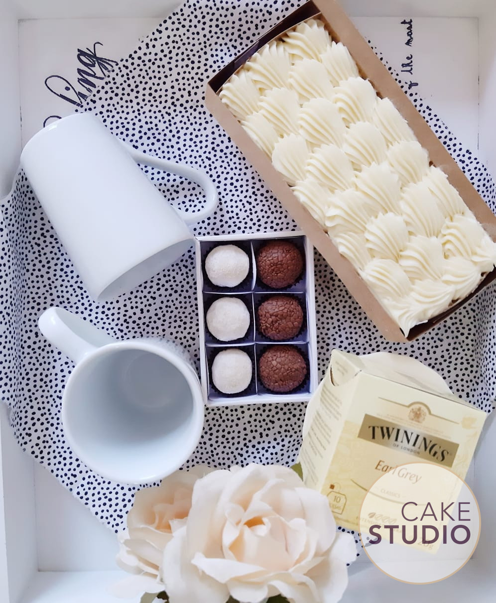 Presente de Dia dos Namorados: kit Tea for Two com bolo, canecas, chá e brigadeiros. Feito por Cake Studio ( contato@cakestudio.com.br | Whatsapp: (11) 96882-2623 ).