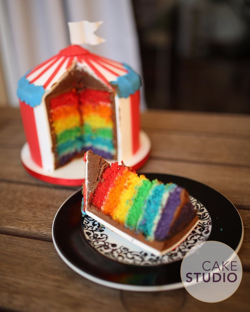 Rainbow Cake, bolo com massa colorida nas cores do arco-íris, feito por Cíntia Costa Cake Studio.