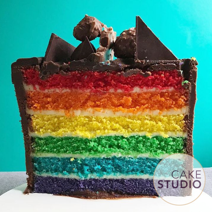 Rainbow Cake, bolo com massa colorida nas cores do arco-íris, feito por Cíntia Costa Cake Studio.