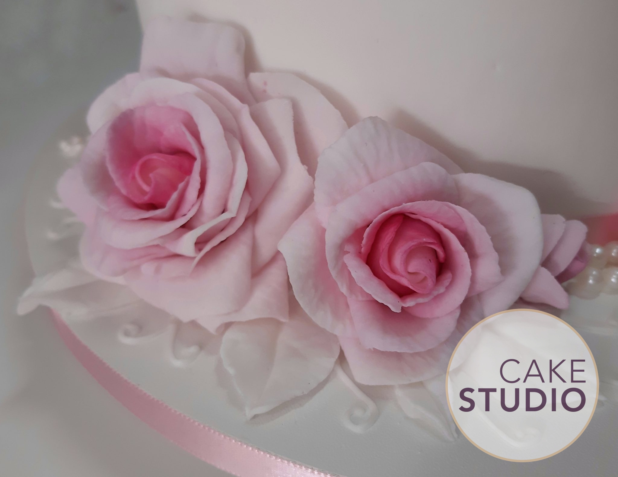 Bolo de Dia das Mães com flores de açúcar rosas e pérolas. Feito por Cake Studio ( contato@cakestudio.com.br | Whatsapp: (11) 96882-2623 ).