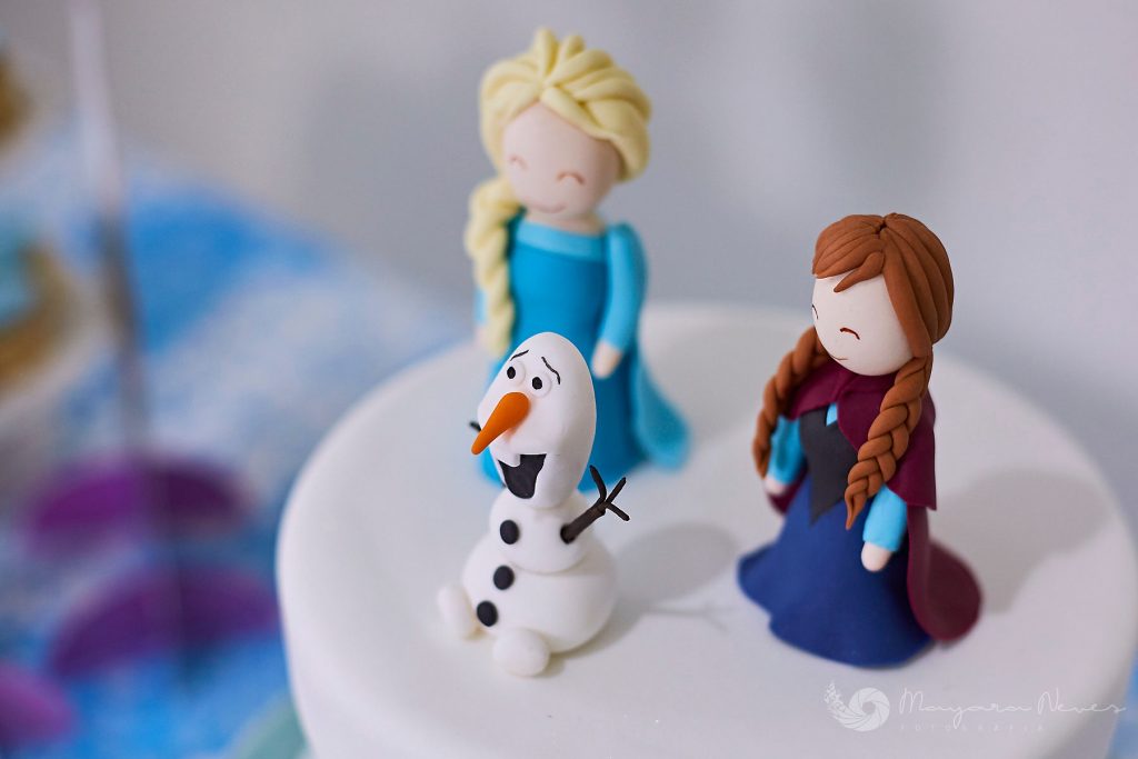 Topo de Bolo em pasta americana Frozen feito por Cake Studio ( contato@cakestudio.com.br | Whatsapp: (11) 96882-2623 ). Foto: Mayara Neves