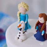 Topo de Bolo em pasta americana Frozen feito por Cake Studio ( contato@cakestudio.com.br | Whatsapp: (11) 96882-2623 ). Foto: Mayara Neves