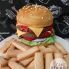 Bolo Personalizado: Burger com Fritas. Feito por Cake Studio ( contato@cakestudio.com.br | Whatsapp: (11) 96882-2623 ).