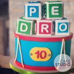 Bolo Mesversário Festa Brinquedos Antigos. Feito por Cake Studio ( contato@cakestudio.com.br | Whatsapp: (11) 96882-2623 ).