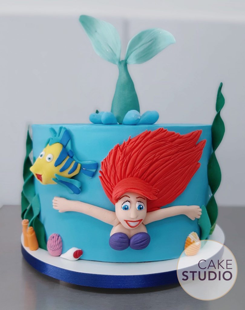 Bolo A Pequena Sereia Personalizado. Feito por Cake Studio ( contato@cakestudio.com.br | Whatsapp: (11) 96882-2623 ).
