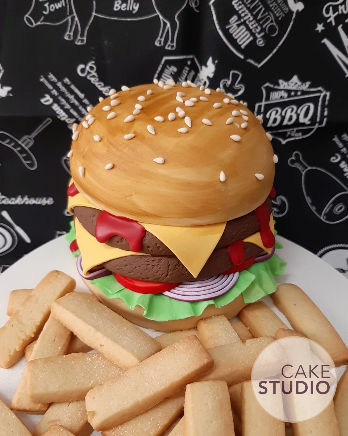 Bolo Personalizado: Burger com Fritas. Feito por Cake Studio ( contato@cakestudio.com.br | Whatsapp: (11) 96882-2623 ).