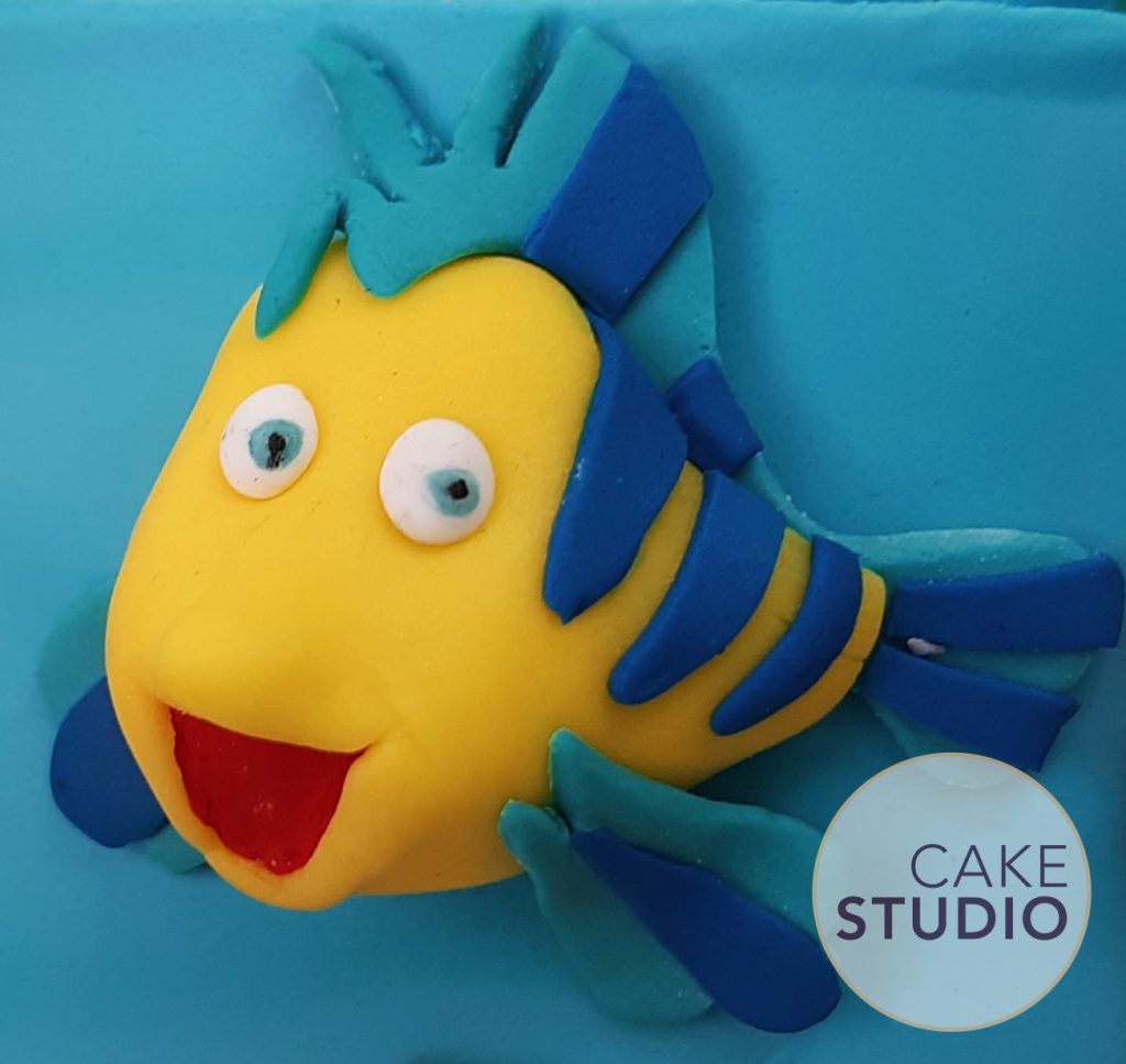 Linguado de Pasta Americana em Bolo Personalizado A Pequena Sereia. Feito por Cake Studio ( contato@cakestudio.com.br | Whatsapp: (11) 96882-2623 ).