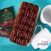 Presente de Dia dos Namorados: kit Coffee Lovers com bolo de chocolate, café e canecas. Feito por Cake Studio ( contato@cakestudio.com.br | (11) 96882-2623 ).