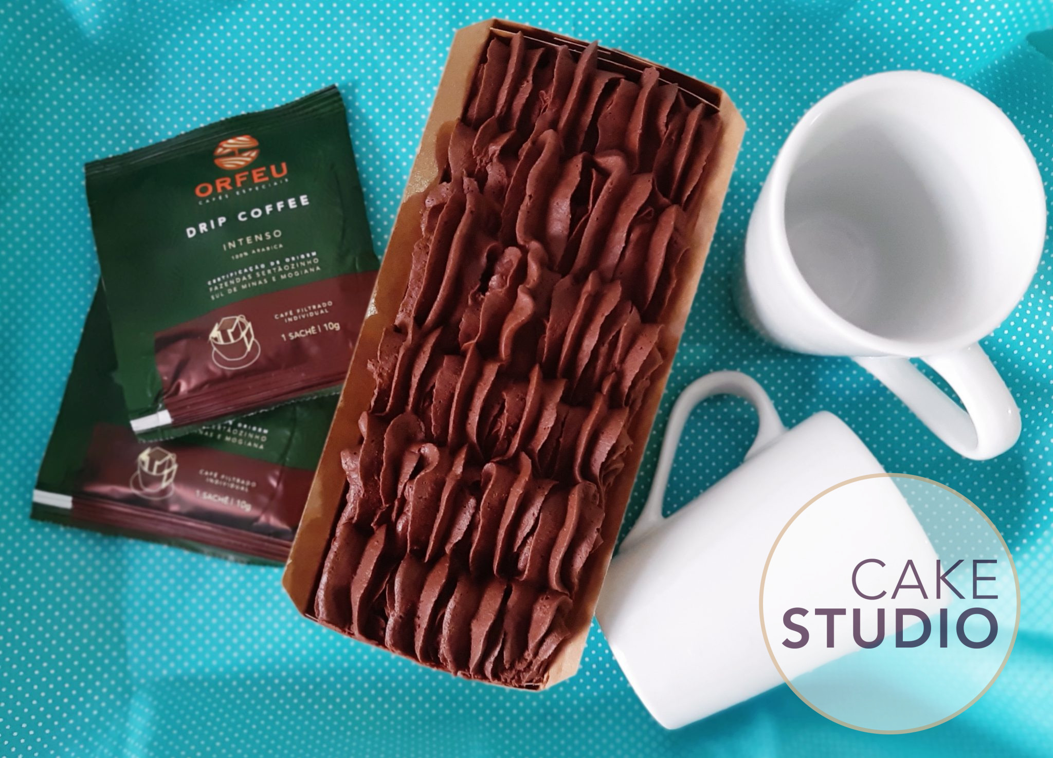 Presente de Dia dos Namorados: kit Coffee Lovers com bolo de chocolate, café e canecas. Feito por Cake Studio ( contato@cakestudio.com.br | (11) 96882-2623 ).